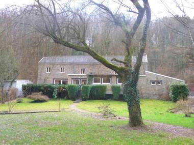 Family holiday home with beautiful garden beside the Ourthe and the RAVeL.