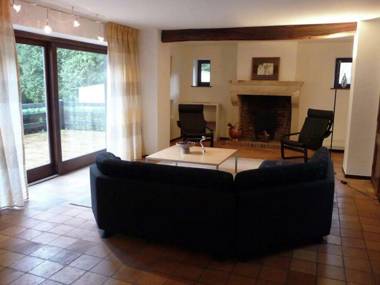 Family holiday home with beautiful garden beside the Ourthe and the RAVeL.