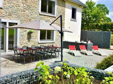 Tranquil Holiday Home in Manhay with Jacuzzi near Ski Area