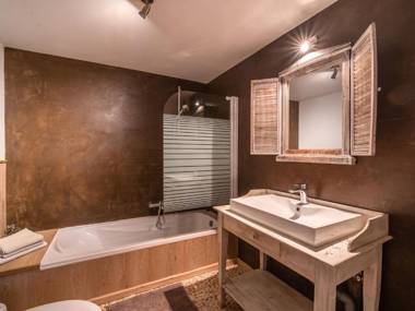 Beautiful holiday home with jacuzzi sauna and monumental fireplace