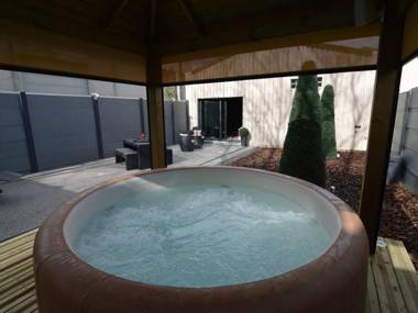 Deluxe Holiday Home in Welkenraedt with Jacuzzi & Steam Shower
