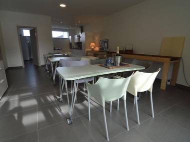 Modern Holiday Home in Zottegem with Jacuzzi