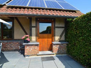 With a broad view over the hilly landscape