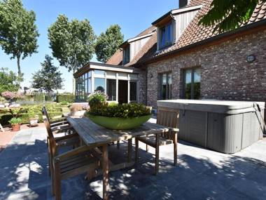 Tasteful Mansion in Lichtervelde with Jacuzzi
