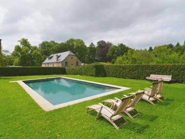 Gite with swimming pool situated in wonderful castle grounds in Gesves