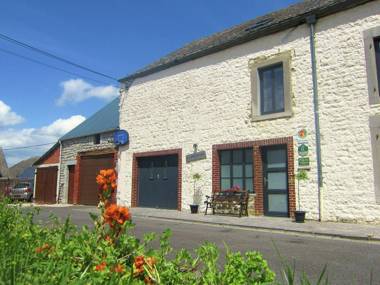 Pretty Cottage in Gimnee with Garden