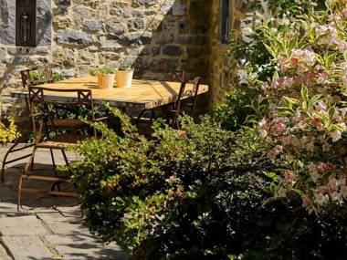 Charming cottage tastefully presented and located in the Meuse valley.