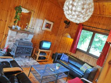 Cosy chalet with large garden and playground located at the edge of the forest