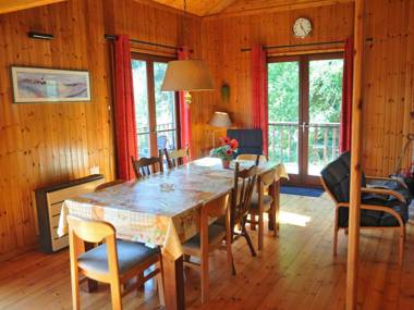 Cosy chalet with large garden and playground located at the edge of the forest