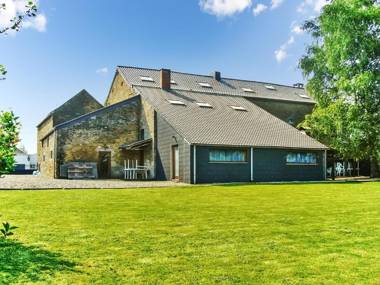 14 bedrooms house with enclosed garden and wifi at Anthisnes