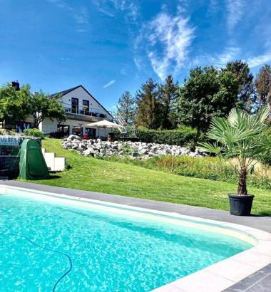 Le pré en bulles gîte avec piscine brasserie et restaurant à Labuissière