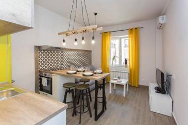 Sunny and Modern 1BDR Apartment in the Center