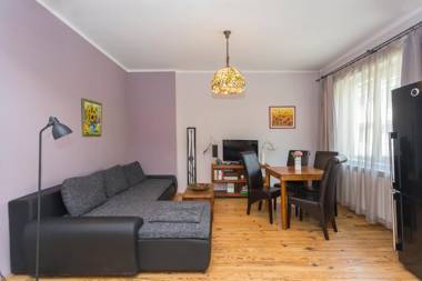 Colorful 2BDR Apartment in the City Center