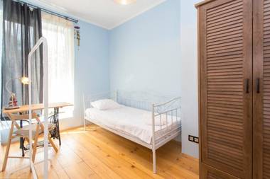 Colorful 2BDR Apartment in the City Center