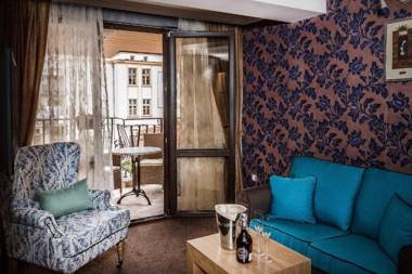 8 1/2 Art Guest House