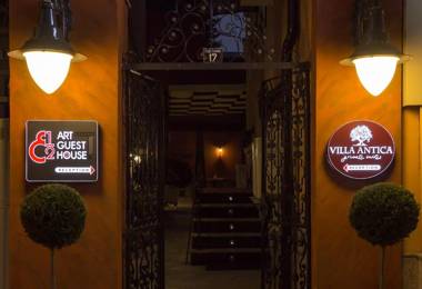 8 1/2 Art Guest House