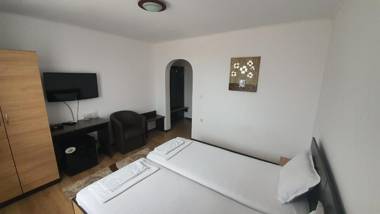 Семеен Хотел-Ресторант Етно Чакала