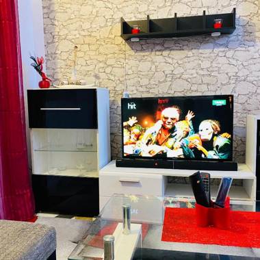 LOONY Guesthouses - Red House