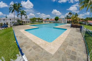 Departamento Planta Baja con parqueo en Condominio