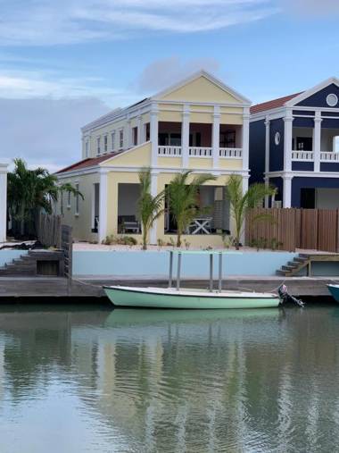 Lagoon Lounge