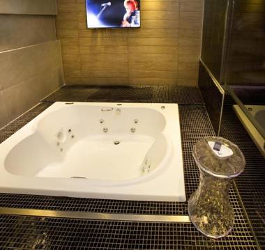 Lush Motel (Adult Only)