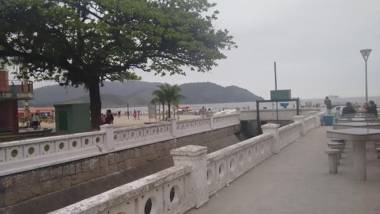 Apartamento Studio ao Lado da Praia com Wi-Fi e TV Smart