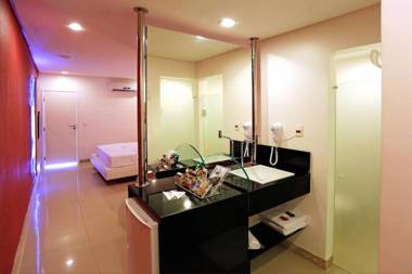 DOM Suites motel (Adult Only)