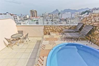 Charming duplex penthouse with pool view and close to the beach!