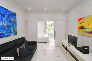 Studio moderno com vista lateral para o mar na quadra da praia em Copacabana!