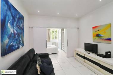 Studio moderno com vista lateral para o mar na quadra da praia em Copacabana!