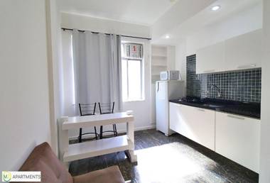 Sala e quarto com 2 banheiros para 5 pessoas em Copacabana!