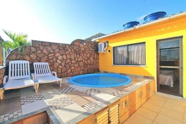 Amável cobertura duplex com piscina particular a 2 minutos da praia de Copacabana!