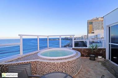 Incrivel cobertura de frente para o mar com 3 quartos e piscina particular em Copacabana!