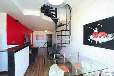 Linda Cobertura duplex com varanda e piscina e proximo da praia de Copacabana!