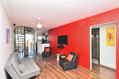 Linda Cobertura duplex com varanda e piscina e proximo da praia de Copacabana!