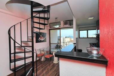 Linda Cobertura duplex com varanda e piscina e proximo da praia de Copacabana!