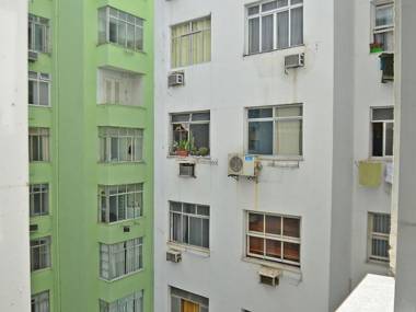 Reformado e silencioso studio na quadra da praia em Copacabana!