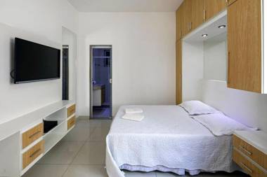 Reformado e silencioso studio na quadra da praia em Copacabana!