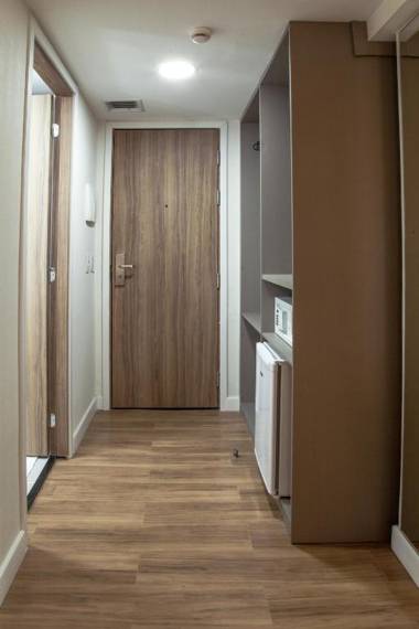 Americas Townhouse Hotel