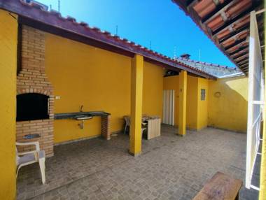Casa com Amplo Quintal Churrasqueira 5 minutos de carro da Praia