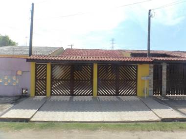 Casa com Amplo Quintal Churrasqueira 5 minutos de carro da Praia