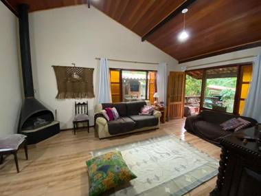 Lumiar linda vista das montanhas com lareira churrasqueira wifi Tv a cabo casa ampla arejada jardim pertinho do centro de Lumiar e de cachoeiras