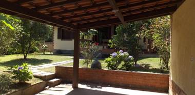 Lumiar linda vista das montanhas com lareira churrasqueira wifi Tv a cabo casa ampla arejada jardim pertinho do centro de Lumiar e de cachoeiras