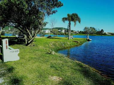 RESIDENCIAL COM CASAS DE 2 DORM - Praia Garopaba