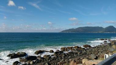 Amplo Sobrado com Ar Condicionado a 200 metros da praia