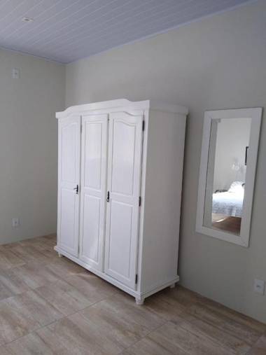 Casa com 2 suítes e quintal com churrasqueira