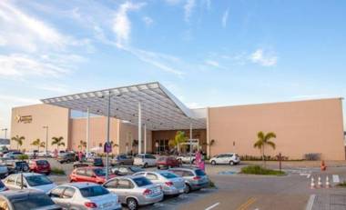 Casa com Piscina Exuberante