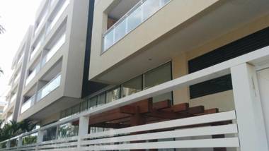 Mediterrâneo 507 - Todo Equipado Suíte com Ar Split Churrasqueira na Varanda Internet 240MB WiFi Estacionamento Grátis a 1 Km das Praias