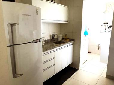 Apto com wi-fi espaço gourmet e piscina em Riviera