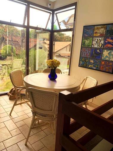 Sobrado com WiFi piscina e churrasq em Riviera